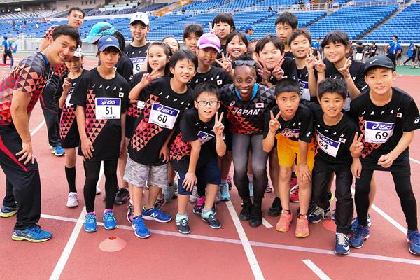 IAAF Ambassador Gail Devers with participants at the Asics Kids Decathlon Challenge in Yokohama (Roger Sedres)