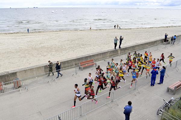 The lead pack in the men's race at the World Athletics Half Marathon Championships Gdynia 2020 (Getty Images)