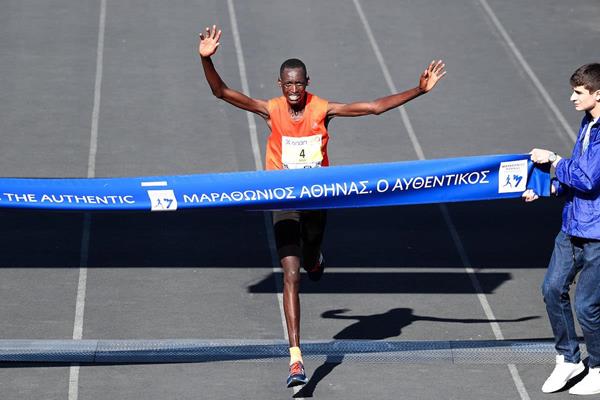 Brimin Misoi winning the Athens Marathon (Victah Sailer/AMA)