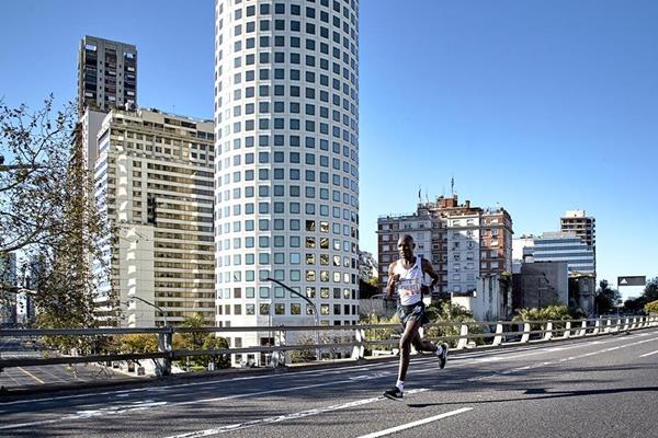 Evans Chebet on his way to winning the Buenos Aires Marathon (Organisers)