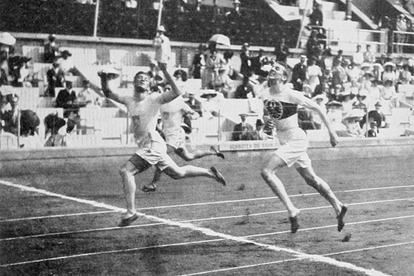 Hanns Braun (nearest to the camera) takes the silver medal in the 400m at the 1912 Olympic Games (IOC)