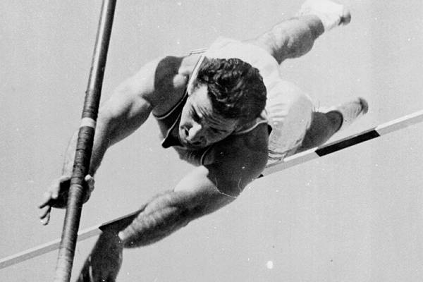 US pole vaulter Don Bragg in action at the 1960 Olympic Games (Getty Images)