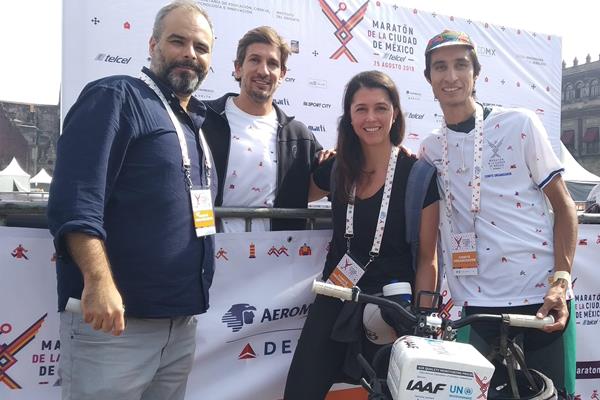 Kunak Technologies Business Development Manager Miguel Escribano, Mexico City Marathon Director Javier Carvallo, Stephanie Montero, lead coordinator of Air Quality and Health Projects at SEDEMA, and local professional bicyclist Luis Eduardo "Lalo" Gonzalez (Kunak)