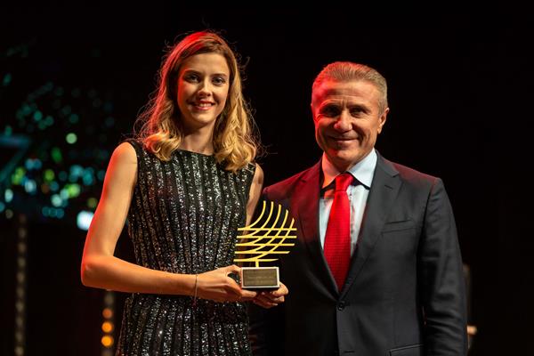 2019 Rising Star Award winner Yaroslava Mahuchikh with World Athletics Senior Vice President Sergey Bubka (Dan Vernon)