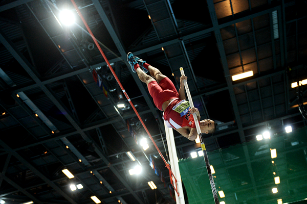 Ashton Eaton in the heptathlon pole vault at the IAAF World Indoor Championships (AFP / Getty Images)