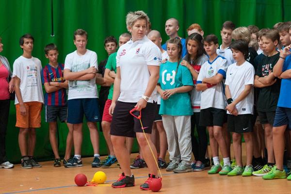 Anita Wlodarczyk teaches hammer for beginners (Organisers)