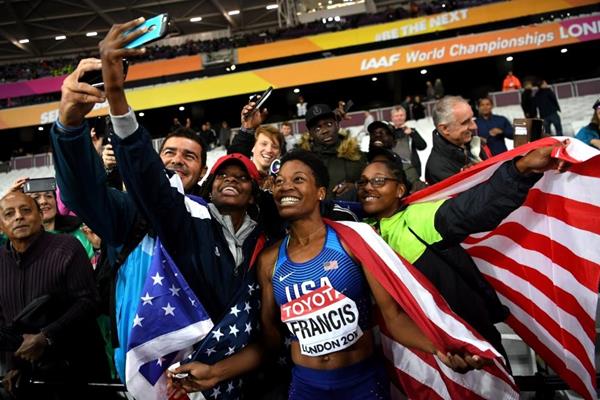 Phyllis Francis celebrates her 400m title at the IAAF World Championships London 2017 (Getty Images)
