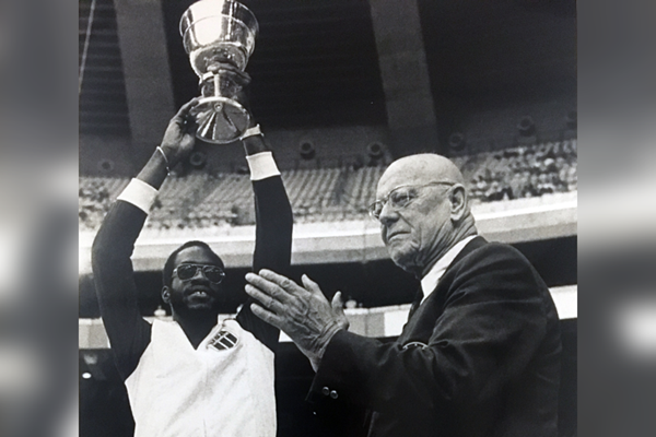 Ed Moses lifts the IAAF World Cup in 1979 ()