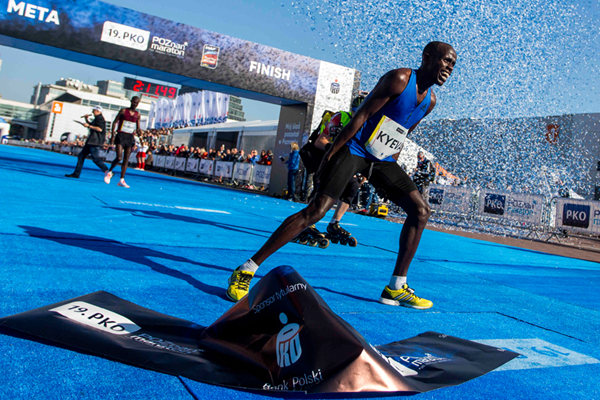 Cosmas Mutuku Kyeva wins the Poznan Marathon (Organisers)