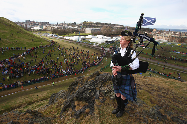 A piper on Haggis Knowe at the 2008 IAAF World Cross Country Championships in Edinburgh (Getty Images)