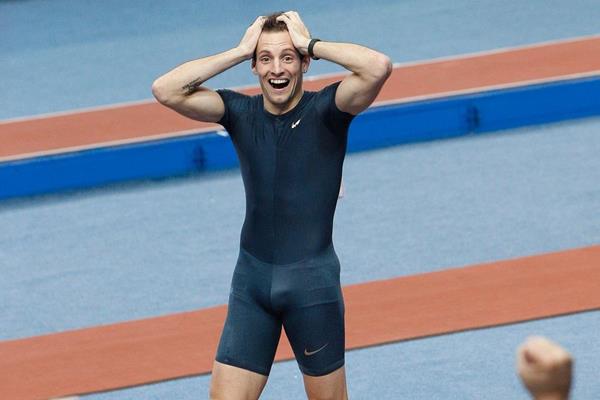 Renaud Lavillenie after clearing a world record of 6.16m at the 2014 Pole Vault Stars meeting in Donetsk (Valeriy Bilokryl / Jean-Pierre Durand)