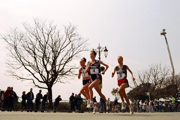 Catherina McKiernan (4), Liz McColgan (1) and eventual winner Annemari Sandell (2) in action at the Bupa International Road Race in Portsmouth (Getty Images)