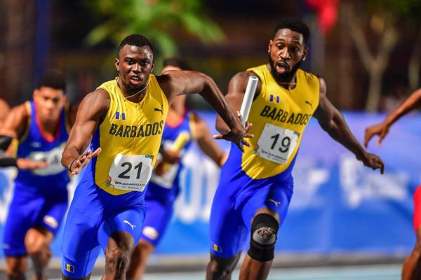Steve Ellis hands off to Barbados anchor Jaquone Hoyte in the 4x100m relay at the CAC Games in Baranquilla (AFP/Getty Images)