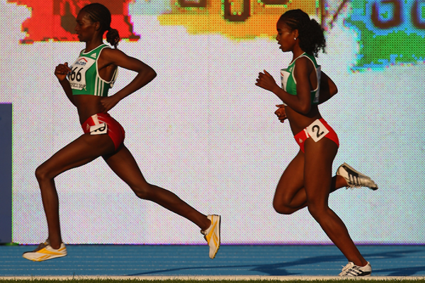 Sule Utura leads Genzebe Dibaba at the IAAF World Junior Championships Bydgoszcz 2008 (Getty Images)