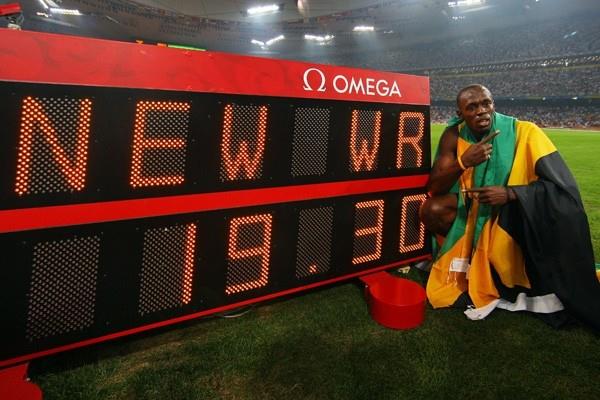 Usain Bolt with his world record figures (Getty Images)