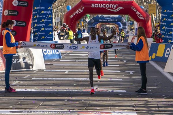 Eric Kiptanui winning the Barcelona Half Marathon (Organisers)