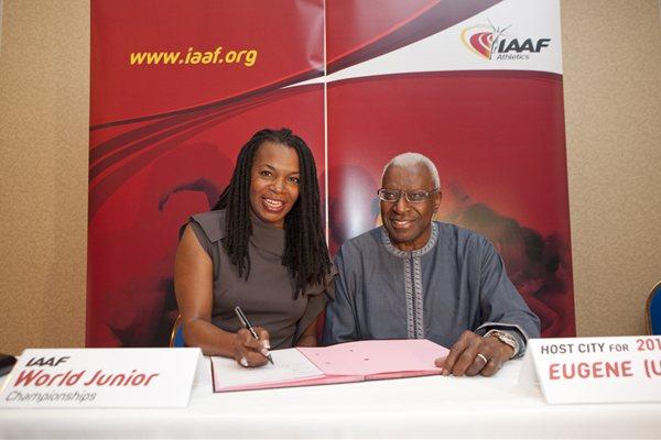 USA Track & Field President Stephanie Hightower with IAAF President Lamine Diack at the signing ceremony for the 2014 World Junior Championships to be hosted by Eugene, USA (Philippe Fitte)