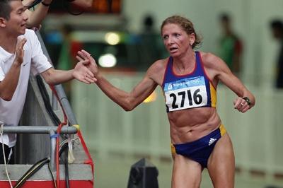 Constantina Tomescu-Dita enters the stadium in the lead in the women's Olympic marathon (Getty Images)