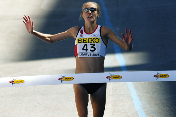 Paula Radcliffe wins the 2003 world half-marathon title in Vilamoura (Getty Images)