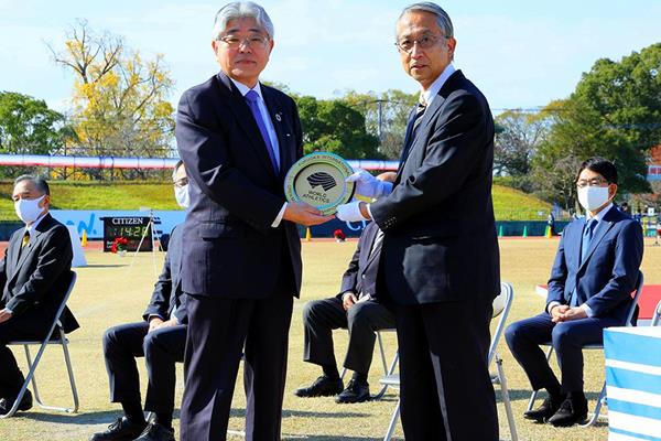 Japanese Athletics Federation President Hiroshi Yokokawa (r) and President and CEO of The Asahi Shimbun Masataka Watanabe (l) (Organisers)