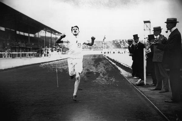 Wyndham Halswelle wins the 1908 Olympic 400m title (Getty Images)