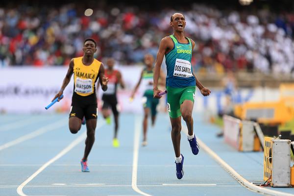 Alison dos Santos anchors Brazil to victory in the mixed relay at the IAAF World U18 Championships Nairobi 2017 (Getty Images)