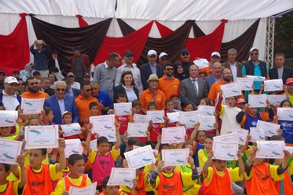 Participants with their certificates at the IAAF / Nestlé Healthy Kids’ Athletics event in Tafoughalte, Morocco. (organisers)