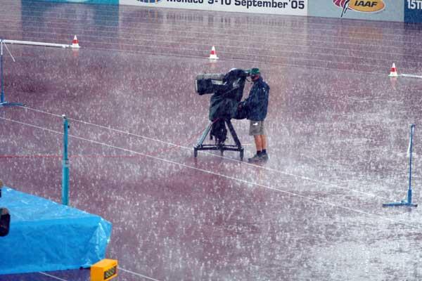 Cameraman braves the storm (IAAF)