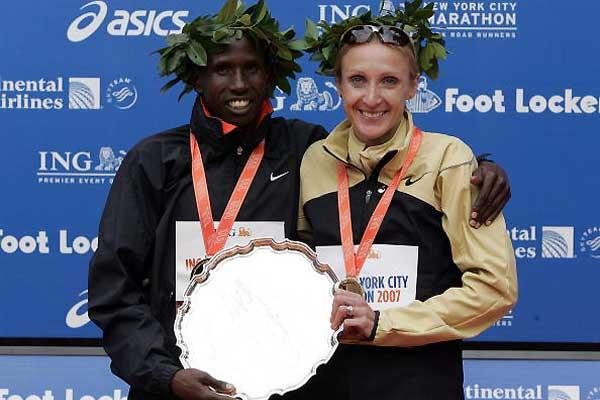 Martin Lel and Paula Radcliffe with trophy at ING New York City Marathon 2007 (Getty Images)