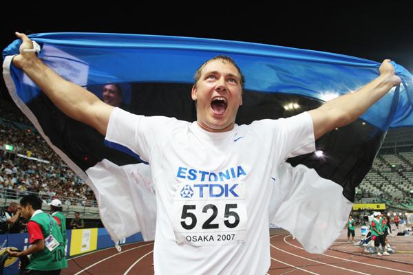 Gerd Kanter of Estonia celebrates winning the Men's Discus Throw Final (Getty Images)