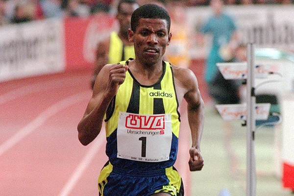 Haile Gebrselassie on his way to a world indoor 3000m record in Karlsruhe (Getty Images)