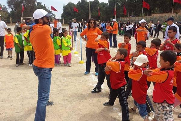 Hicham El Guerrouj shows the Tafoughalte children how to stretch (IAAF / Nestlé Healthy Kids’ Athletics )