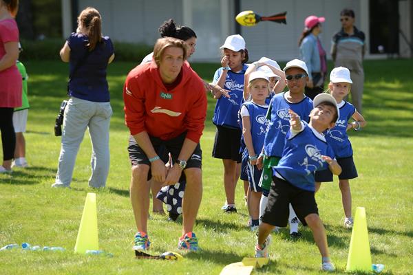 Andreas Thorkildsen captains his team at the IAAF / Nestlé Kids’ Athletics demonstration in Vevey, Switzerland (Jiro Mochizuki)