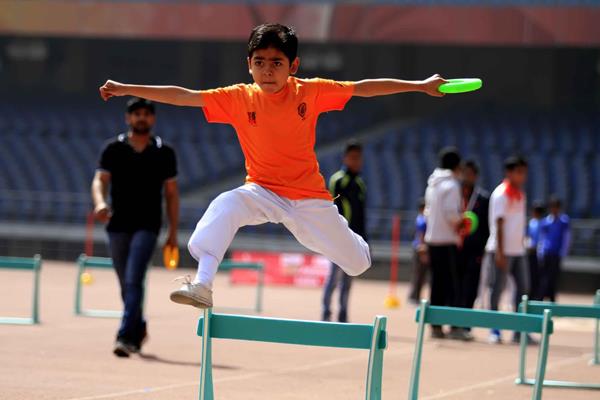 A child competes in a hurdles shuttle relay at the IAAF / Nestlé Kids’ Athletics workshop in New Delhi (AFI)