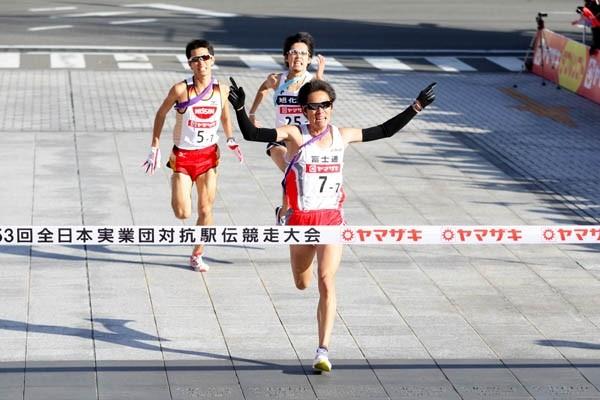 Ryoji Matsushita of Fujitsu kicks to a narrow victory at the 2009 New Year Ekiden in Maebashi (Kazutaka Eguchi/Agence SHOT)