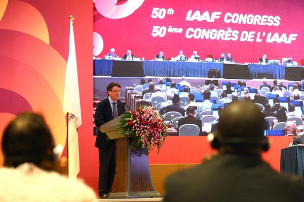 Sebastian Coe addresses the second day of the IAAF Congress in Beijing (Getty Images)