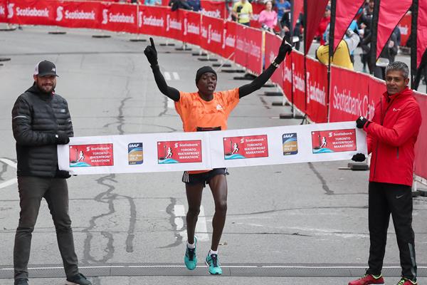 Benson Kipruto winning in Toronto (Victah Sailer)