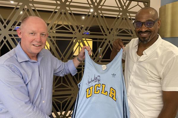 Kevin Young (r) presents his donation to World Athletics Heritage Director Chris Turner (World Athletics)