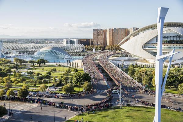 Runners in action in Valencia (LOC)