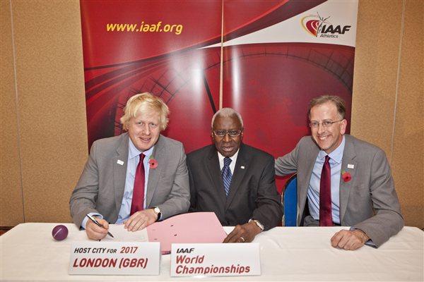 Mayor of London Boris Johnson, IAAF President Lamine Diack, and Ed Warner, Chairman of UK Athletics (Phillipe Fitte)