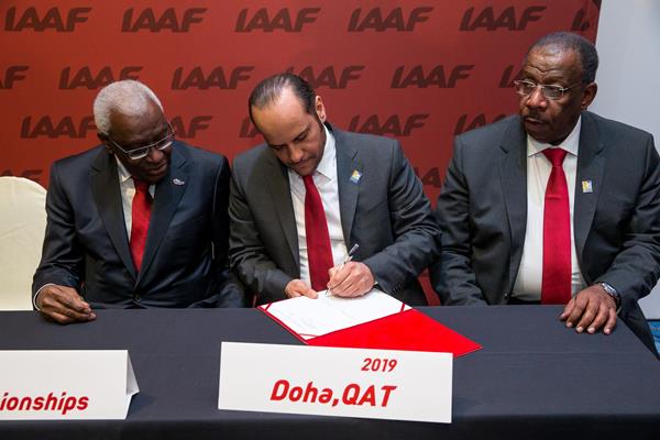The Doha bid delegation sign the agreement for the 2019 IAAF World Championships (Philippe Fitte / IAAF)