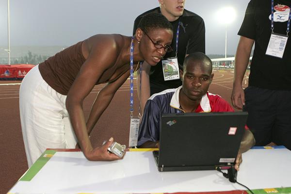 Deon Hemmings helping athletes at the IAAF-WADA Outreach Programme at the 2006 IAAF World Junior Championships in Beijing (Getty Images)