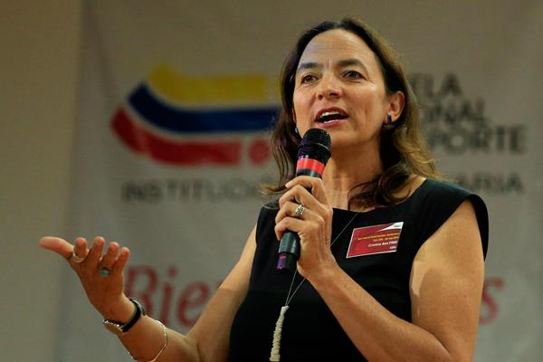 Dr. Cristina Fink speaking at the 2nd IAAF World Youth Coaches Conference in Cali (Getty Images)