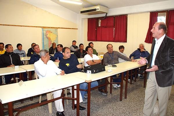 Juan Scarpin, Director of RDC Santa Fe addresses the lecturers (RDC Santa Fe)