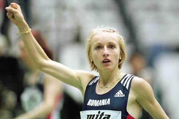 Gabriela Szabo, salutes her 3000m victory at the 1999 World Indoor Championships (Getty Images)