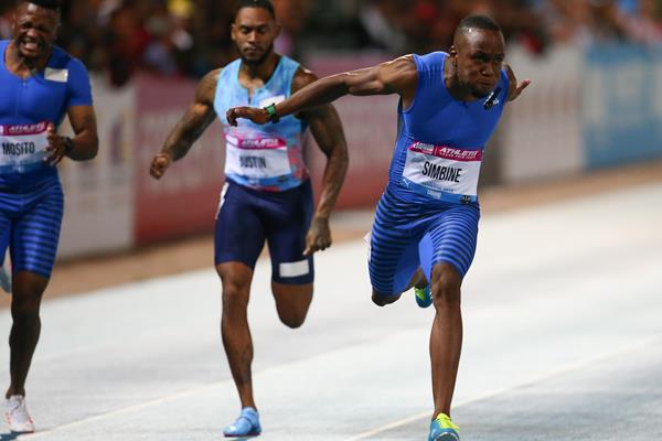 Akani Simbine winning the 100m in Pretoria (Roger Sedres)