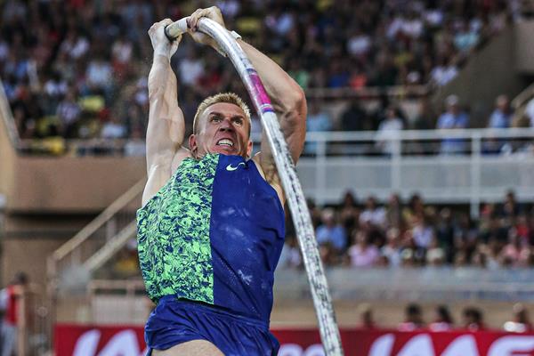 Piotr Lisek on the way to a 6.02m leap in Monaco (Philippe Fitte)