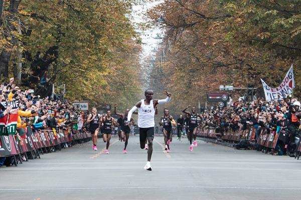 Eliud Kipchoge in action in Vienna (AFP / Getty Images)