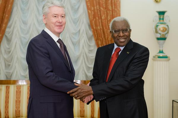 Sergei Sobyanin, Mayor of the Moscow City Government, greets IAAF President Lamine Diack (Moscow City Government)