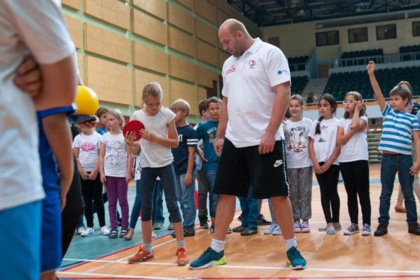 Piotr Malachowski teaching children the basics of the discus (Organisers)